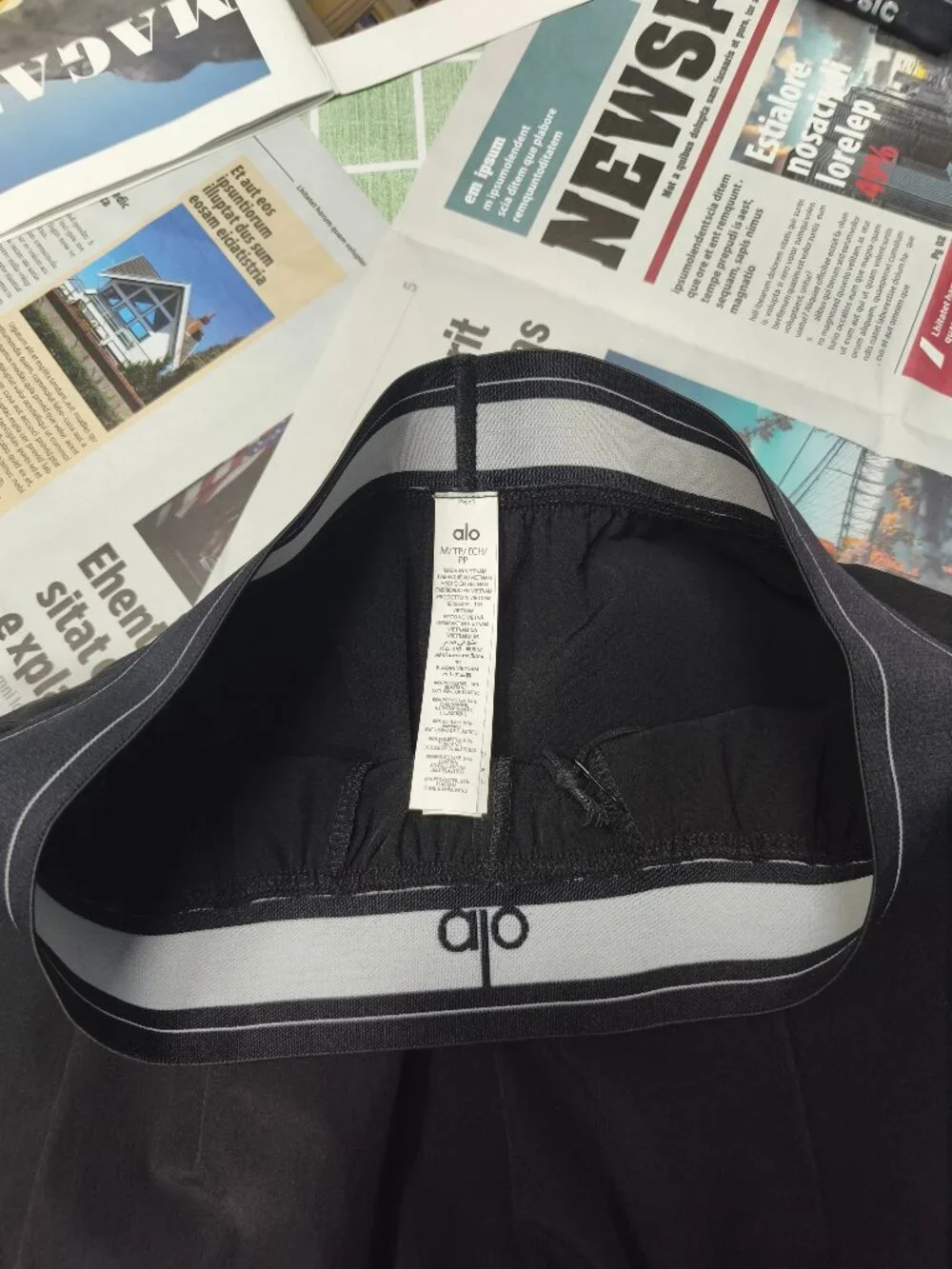 NWT Alo Yoga 30